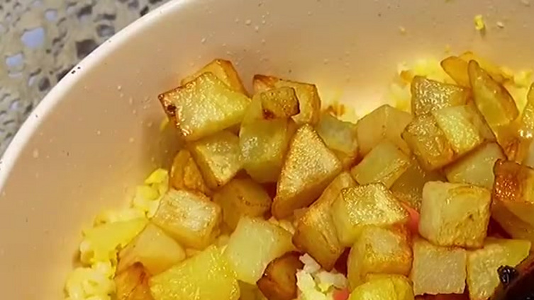 神仙土豆炒饭,软糯好吃 解决剩米饭,简单又好吃。 ????做法: 1⃣️土豆切小块,清洗掉淀粉,